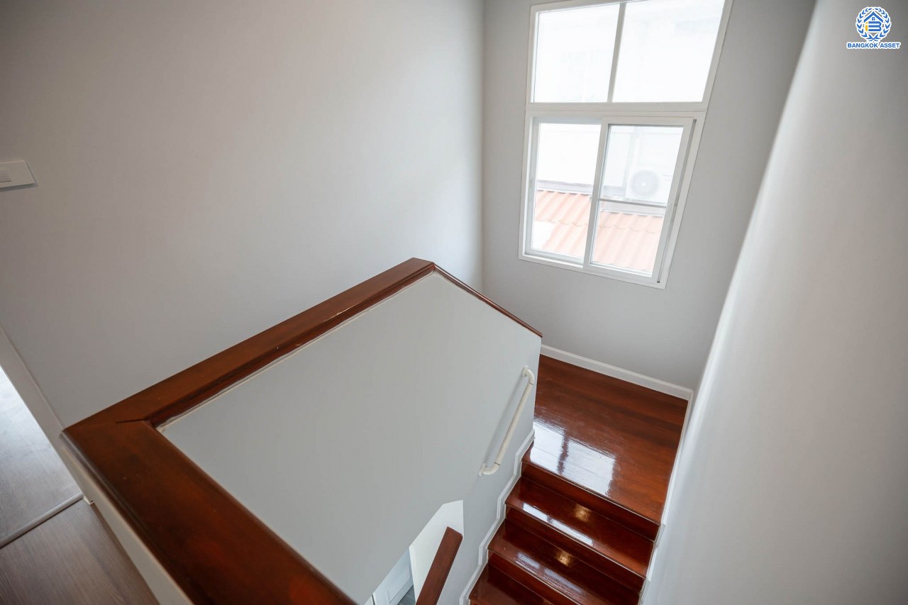 บ้านมือสองตกแต่งใหม่ โครงการ ศุภาลัยการ์เด้นวิลล์ แจ้งวัฒนะ-หลักสี่ เนื้อที่กว่า 63.7 ตร.ว. ฟังก์ชันครบ 3 ห้องนอน 3 ห้องน้ำ 2 ที่จอดรถ บ้านสวย พร้อมเข้าอยู่ ตอบโจทย์ทุกครอบครัว บนทำเลเดินทางสะดวก เข้าสู่ใจกลางเมืองได้อย่างสะดวกสบาย ใกล้ทางด่วนศรีสมานและรถไฟฟ้าสายสีแดง "สถานีดอนเมือง"